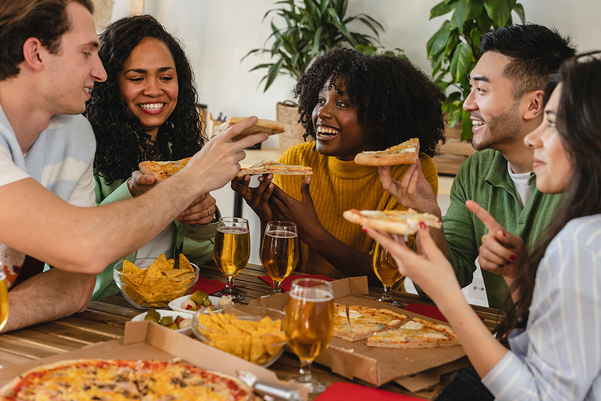 group_of_people_eating_pizza